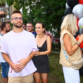 Tereza Ramba se na BigBoard párty ve Varech stále cudně a se stydlivým úsměvem skrývala za manželem.