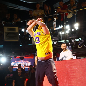 Kobra se svlékl na pódiu.