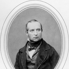 Ruský spisovatel Vladimir Fjodorovič Odojevskij ve svém nedokončeném románu Rok 4338 popsal domy spojené magnetickými telegrafy, což umožňovalo komunikaci na velkou vzdálenost. A to nebylo vše. Představil také zařízení, jenž každý den vydávala žurnály plné anekdot, zpráv i úvah o spletitosti života. To připomíná moderní blogování.