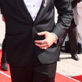 Detail šperků z Halady, kterými odzobil svůj sváteční smoking Milan Peroutka.