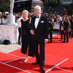 Manželé Donutilovi na červeném koberci. 