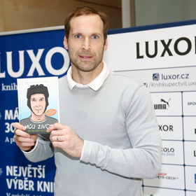 Petr Čech před časem křtil knihu o svém životě.