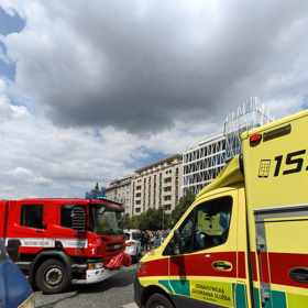 Záchranka i hasiči na Václavském náměstí.