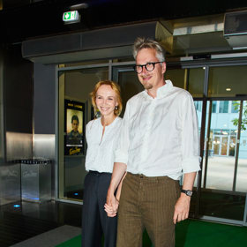 Herečka Jana Plodková přišla v doprovodu svého partnera Filipa Žilky. Oba se sladili bílými topy. 