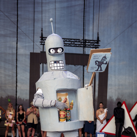 Festival Hrady.cz letos navštívila také maska robota s chytrým barem zabudovaným v oblasti břicha.