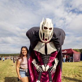 Karnevalové masky z letního festivalu Hrady.cz letos ozvláštnila například maska děsivého monstra v nadživotní velikosti, která připomínala slavného upíra Drákulu.