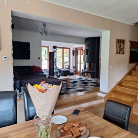 Obytný prostor je rozdělený účelově - na jídelnu a odpočinkovou zónu.