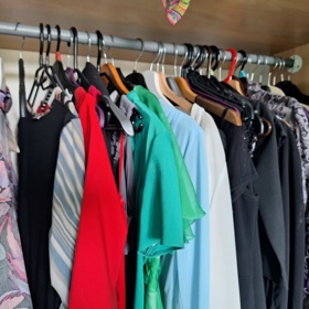 Šatník Andreiy Kalivodové je plný slavnostních i méně slavnostních šatů.