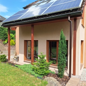 Pohled na dům ze zahrady.