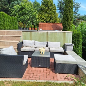 U bazénu je luxusní posezení.