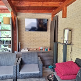 Nesmí chybět venkovní televize - všichni kluci jsou velkými fanoušky sportovních přenosů.