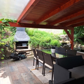 Samozřejmostí je krb.