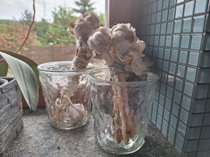 Andrea Kalivodová má v kuchyni suroviny na přípravu chutných pokrmů. 