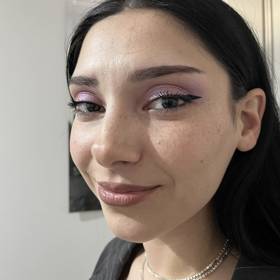 Zpěvačka Pam Rabbit ukázala Lifee své precizní oční linky, které si zvládá líčit sama. Má na to naučený grif a jde jí to perfektně. 