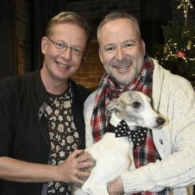 Aleš Cibulka a Michal Jagelka dávají svému Tobiášovi na krk motýlka.