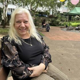 Písničkářka Marie Pojkarová pózuje během rozhovoru pro Lifee.