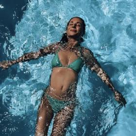 Herečka Sandra Nováková si užívá letní pohody u bazénu. 