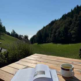 Během dovolené přečetla několik knih.