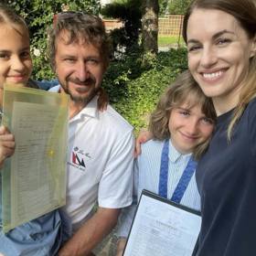 Syn David a dcera Lola nosí ze školy hezké známky.