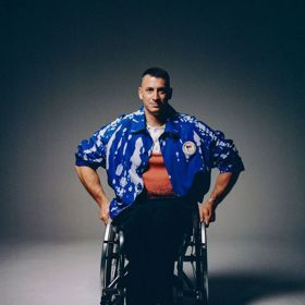 Jan Černý oblékl také Český paralympijský tým. Zvolil batiku v opačné barevnosti.