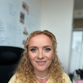 Líčení dominoval především nápadný make-up očí.