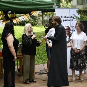 Farářka Petra Šáchová křtila knihu Ondřeje Syrového ve společnosti písničkářky Marie Pojkarové. 