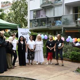 Farářka Petra Šáchová pokřtila v domově pro seniory knižní prvotinu Ondřeje Syrového, Žižkovský podivín.