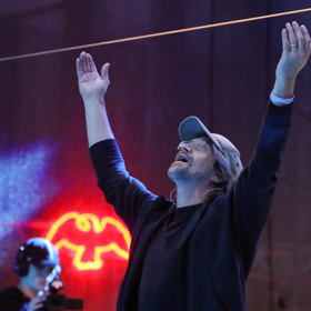 Zpěvák Dan Bárta roztancoval karlovarské publikum.