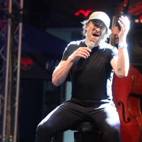 Dan Bárta tradičně dává do vystoupení hodně emocí.