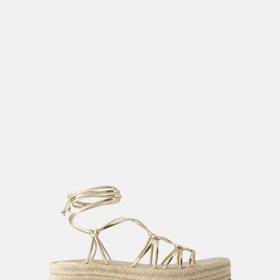 Zlaté sandály na přírodní platformě, Bershka, 699 Kč