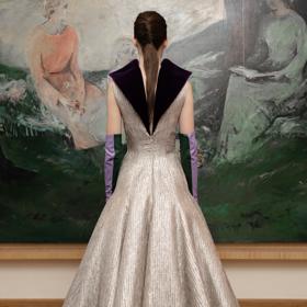 Modelu dominuje hluboký, přesto decentní dekolt na zádech.