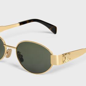 Specifický motiv připomínající zdvojená  písmena C okoukala značka z řetězů pařížského Vítězného oblouku (Arc de Triomphe).