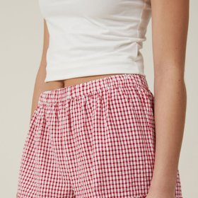 Historizující prvky módních šortek si zamilujete. (Cotton On, 1 110 Kč)