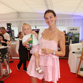 Modelka Nikol Švantnerová s dcerou Miou.