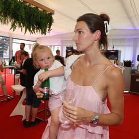 Nikol Švantnerová s dcerou Miou ochutnávaly karlovarské minerálky. 