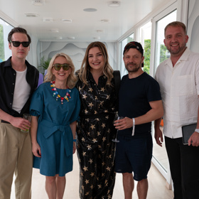 Herec Jan Nedbal se v talkshow Libora Boučkal potkal s Jiřím Mádlem, který režíroval jeho nejnovější film Vlny.