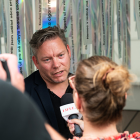 Sám sebe označuje za exhibicionistu, který by byl v dnešní době diagnostikovaný jako ADHD dítě. 