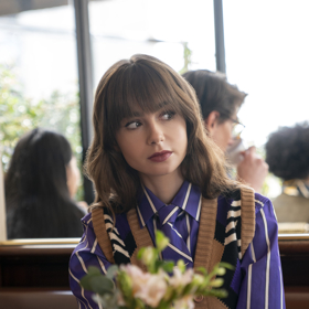 Lily Collins v seriálu Emily v Paříži.