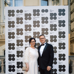 Martina Kneiflová, vedoucí partnerka EY Česká republika, s manželem Stanislavem Kneiflem na MFFKV 2024. 