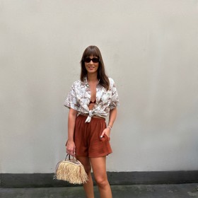 Na dovolené u moře by vám rozhodně neměly chybět šortky, které můžete kombinovat s oversized košilí. 