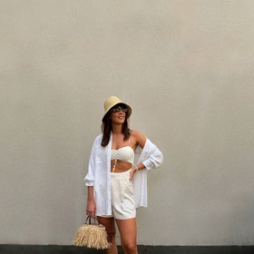 Nebo naopak jednoduchou bílou, kterou volně přehodíte přes plavky, nazujete žabky a vyrazíte na pláž. 