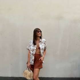 Košili je možné nosit na různé způsoby. 