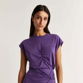 Fialová barva je podmanivá a skvěle se vyjímá na brunetkách. (Scalpers)