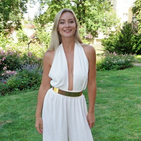 Bára Mottlová oblékla na soustředění Muže roku bílý overal se zlatým páskem.