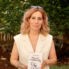 Autorka knih Zápisník alkoholičky a Zápisník nealkoholičky Michaela Duffková založila Centrum Alkos, kde najdou pomoc lidé, již mají potíže s pitím.