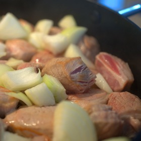 Agáta Hanychová dělá guláš bez zahušťování moukou.