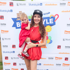 Zpěvačka Olga Lounová oblékla na letní koncert na Vysočině červené minišaty a bílé tenisky a do červených šatiček oblékla také svoji dceru Ariannku.