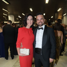 Markétu Pekarovou Adamovou doprovodil do Thermalu manžel v předpisovém smokingu.