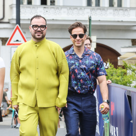 Partner Milana Peroutky, Dominik, se výrazných barev a materiálů také nebojí. Rozhodl se pro žluto-zelenou pleteninu.