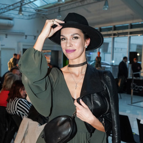 Radka Pavlovčinová v khaki šatech a s černými doplňky.